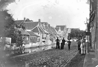 127630 Gezicht op de Donkere Gaard en de Haven te Oudewater, met links de achterzijdes van de huizen aan de ...